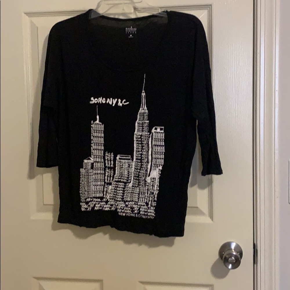 Medium. Thin material. Quarter sleeve